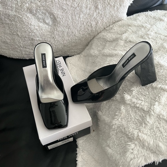 NINE WEST Yogi 3 heeled slides,modern square toe &high block heel. - Picture 3 of 7